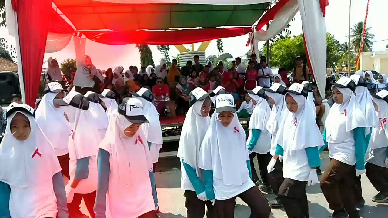 gambar orang melakukan kegiatan jalan sehat