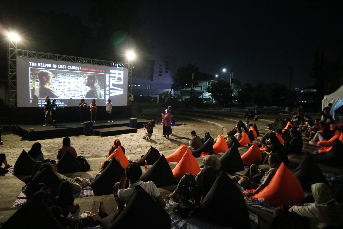 gambar orang orang menonton layar tancap saat 17 agustus