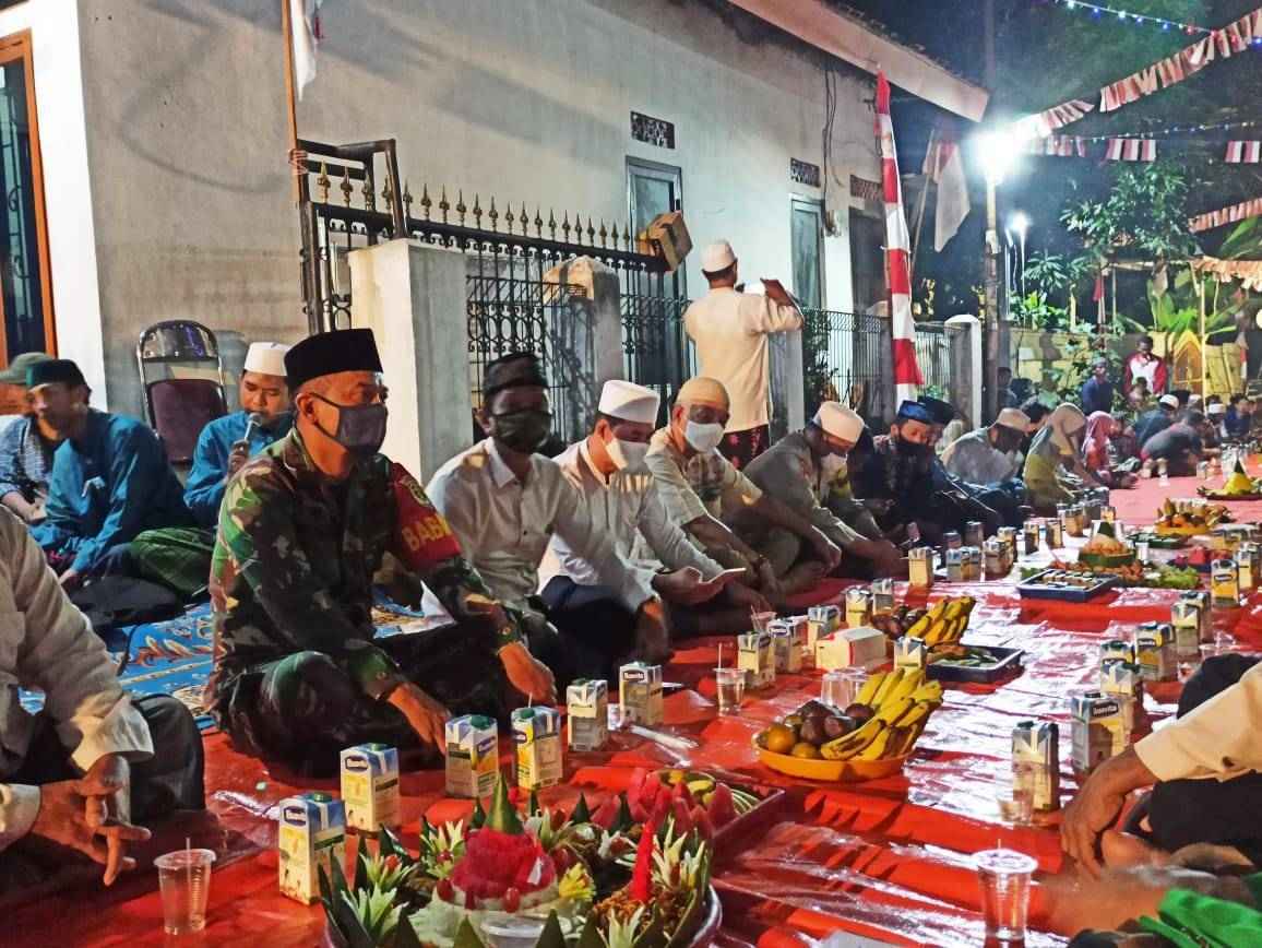 orang orang melakukan doa bersama saat 17 agustus